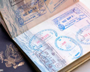 Processo Consular vs. Adjustment of Status: Qual É o Caminho Mais Rápido para o Seu Green Card?