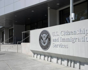 Nova regra do USCIS: Entenda por que pedidos sem documentação inicial agora podem ser negados de primeira